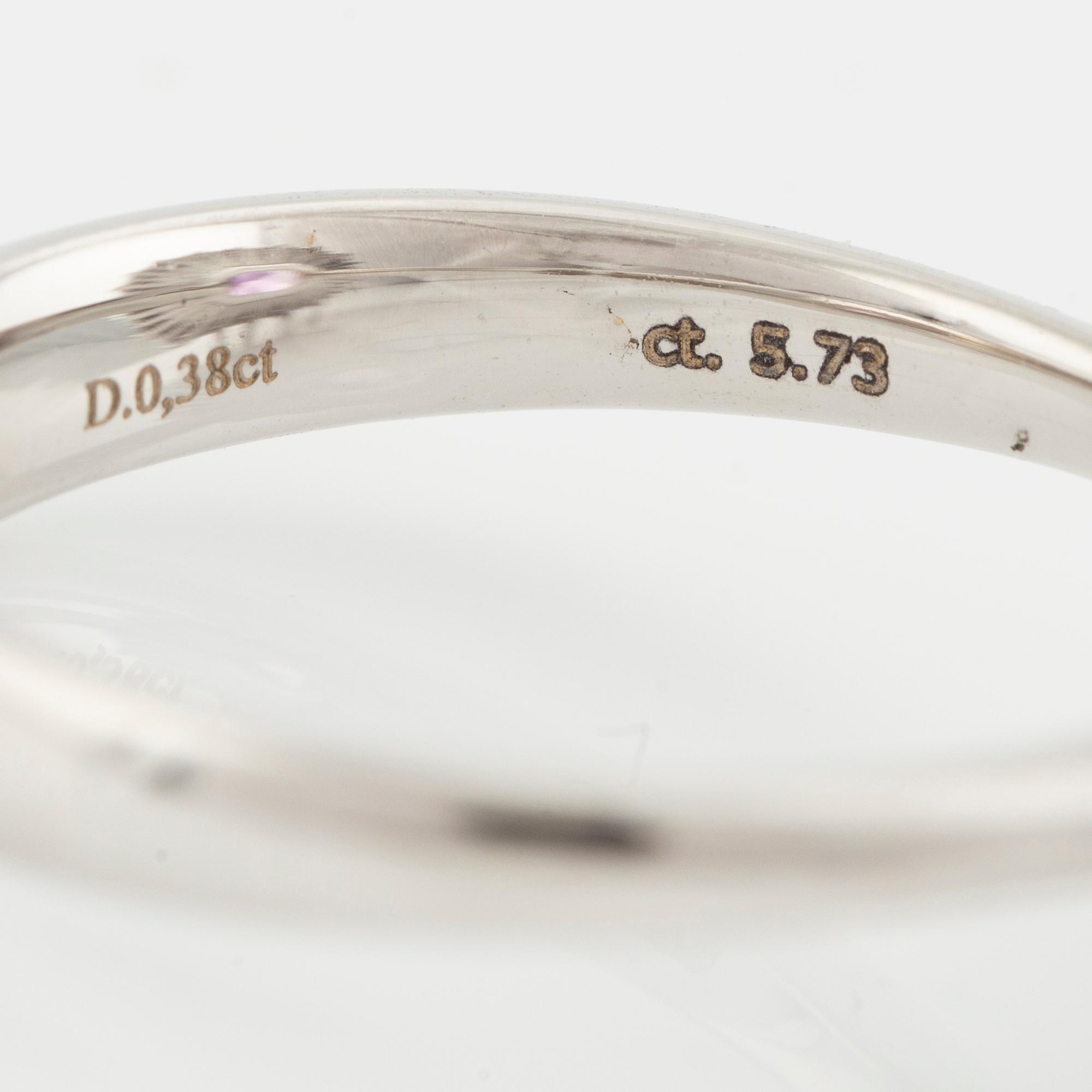 Ring 18K guld med en fasettslipad kunzit och runda briljantslipade diamanter.