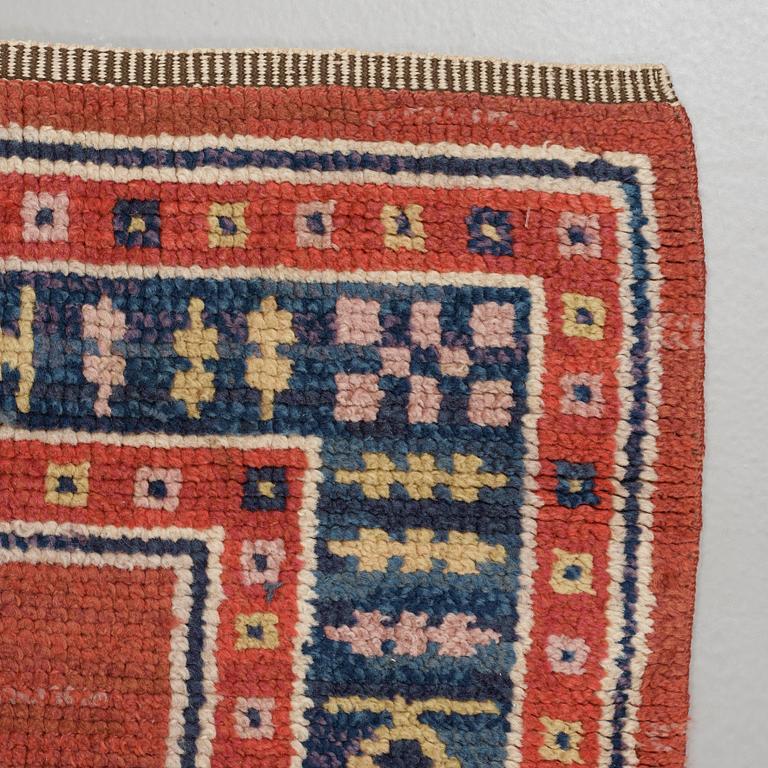 CARPET. "Röd Flossa". Knotted pile. 307 x 209 cm. Signed MMF.