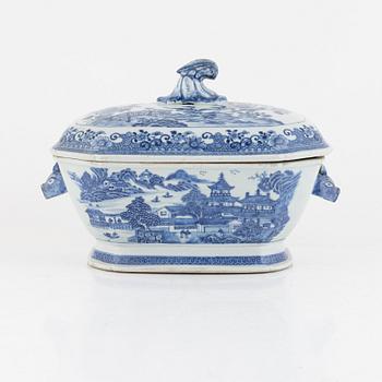 A porcelain tureen with lid, China, Qing Dynasty, Qianlong (1736-95).