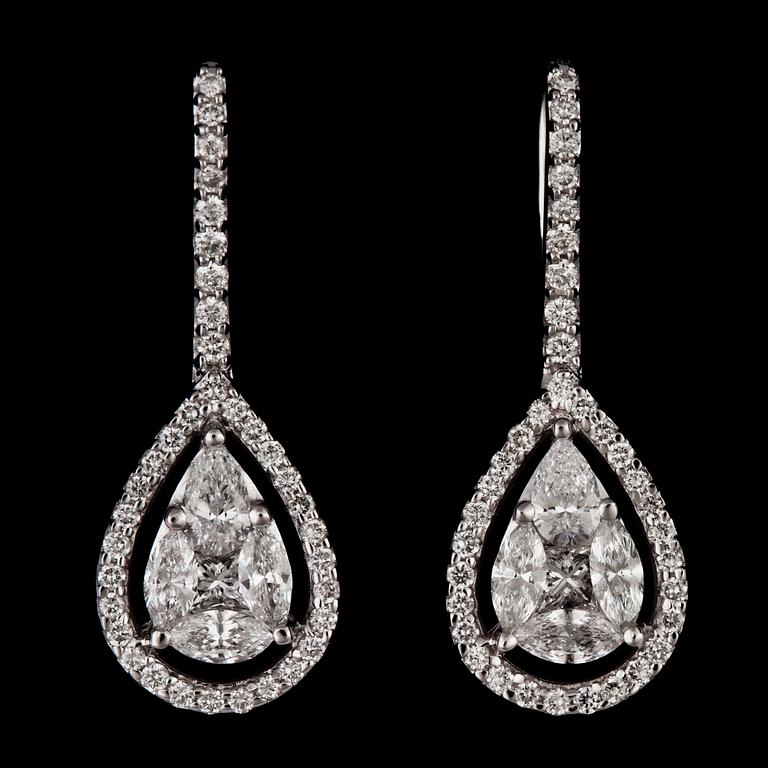 A pair of brilliant cut diamond earrings, tot. 1.22 cts.