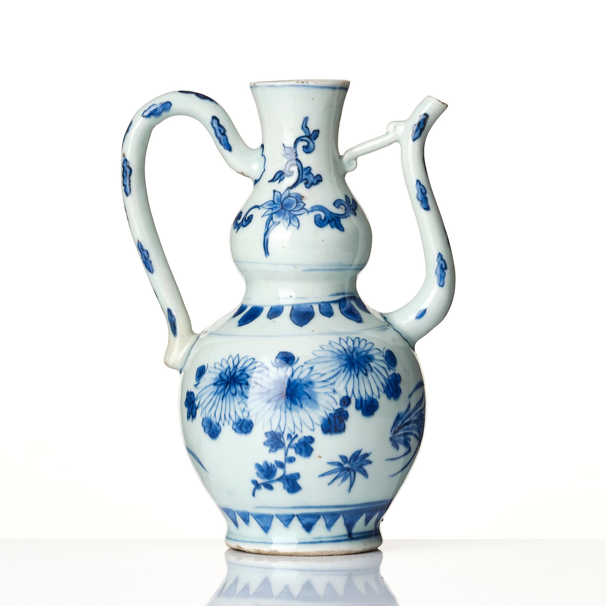 A blue and white ewer, Ming dynasty, 17th century.