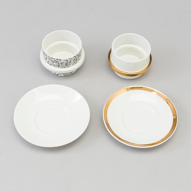 KAFFEKOPPAR MED UNDERFAT, 12 stycken, porslin, två olika dekorer, Arabia, troligen 1960/70-tal.