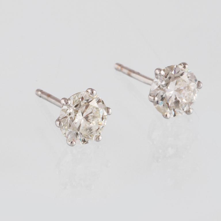 ÖRHÄNGEN, 18K vitguld med briljantslipade diamanter ca 2.05 ct. Vikt 2,2 gram.