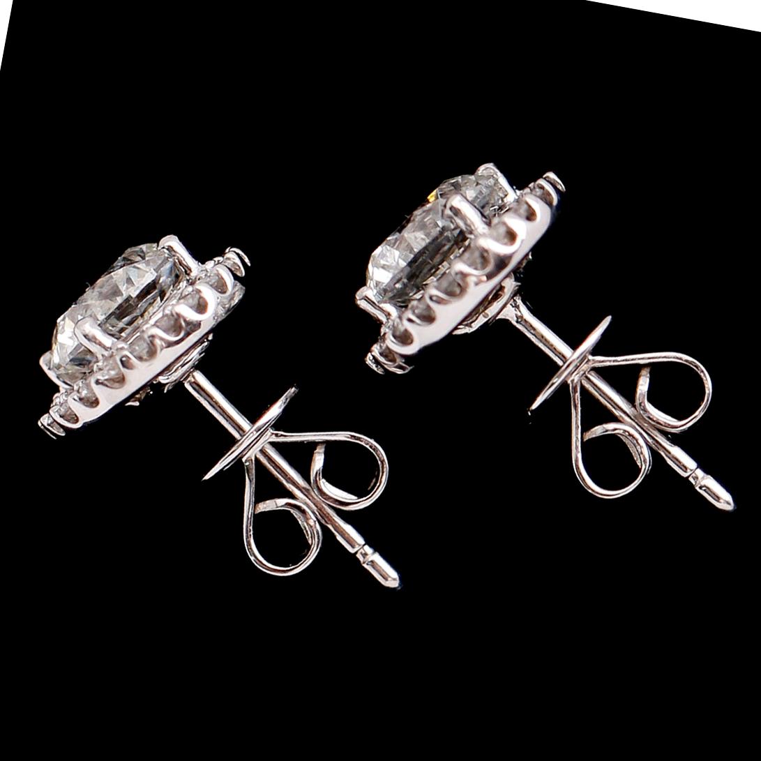 ÖRHÄNGEN, 1 par, 18 k vitguld, briljantslipde diamanter tot 2.30 ct.