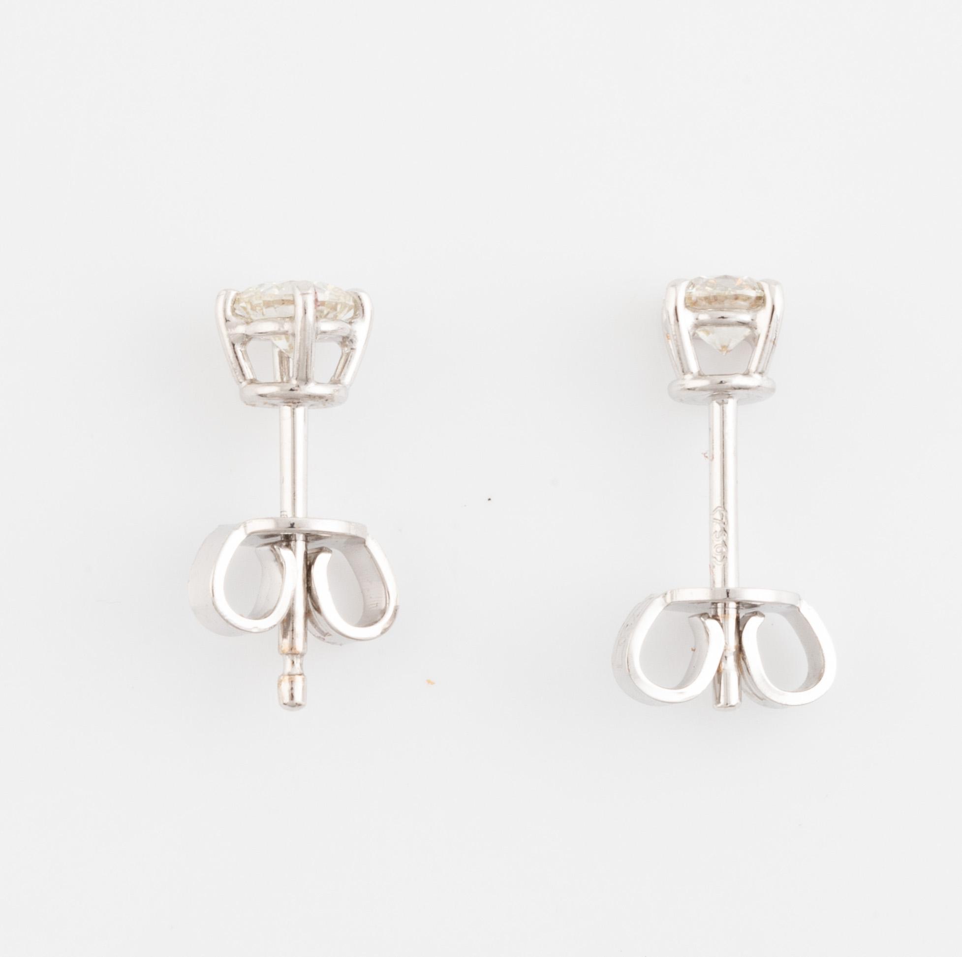 Brilliant cut diamond stud earrings, total ca 0,49 ct.
