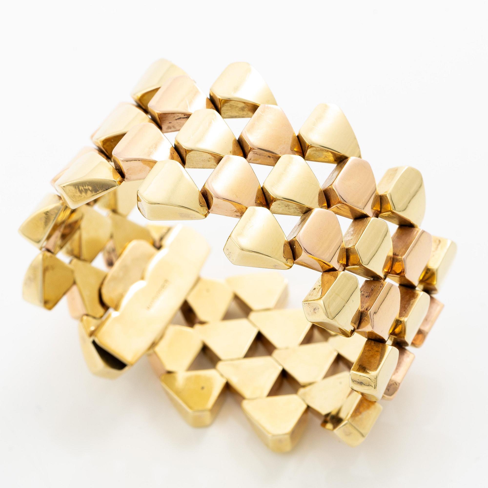 A bracelet 14K gold in two colours.