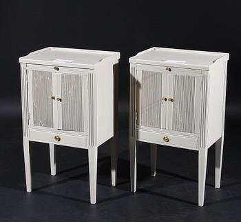 POTTSKÅP, ett par. Gustaviansk stil, 1900-tal.