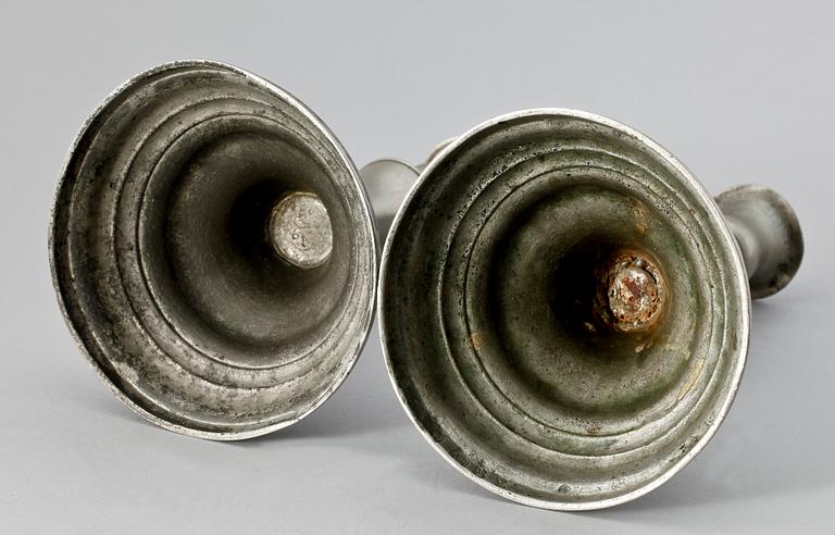 LJUSSTAKAR, 2 st snarlika, tenn, gustavianska, Mathias Rundquist resp Fredrik Ahlman, 1780-tal.