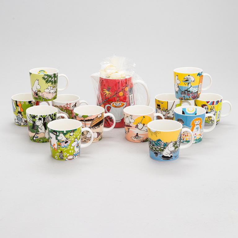 A Moomin pitcher and twelve Moomin mugs, vitro porcelain, Moomin Characters, Arabia.