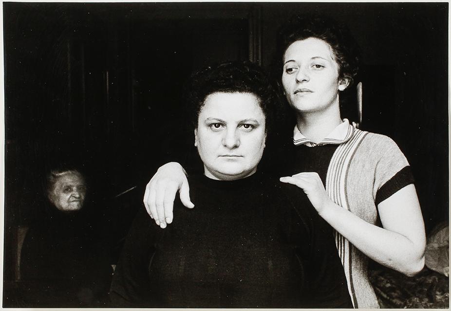 OLIKA KONSTNÄRER, 3 st, vintage silvergelatinfotografier uppfodrade på papper, ur FOTOMAPP: "Fotokonst 1958".
