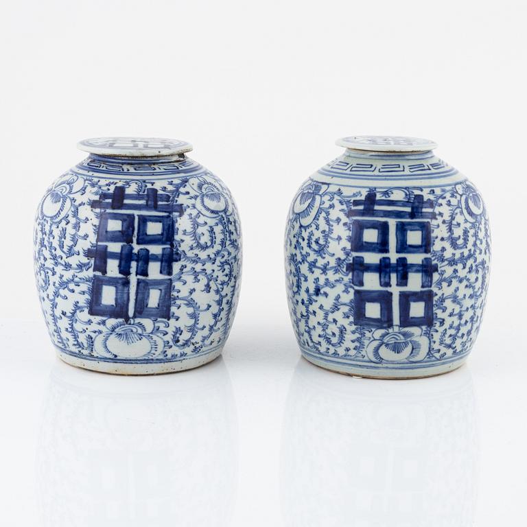 A pair of blue and white ginger jars, Qing dynasty, China, 19th century.
