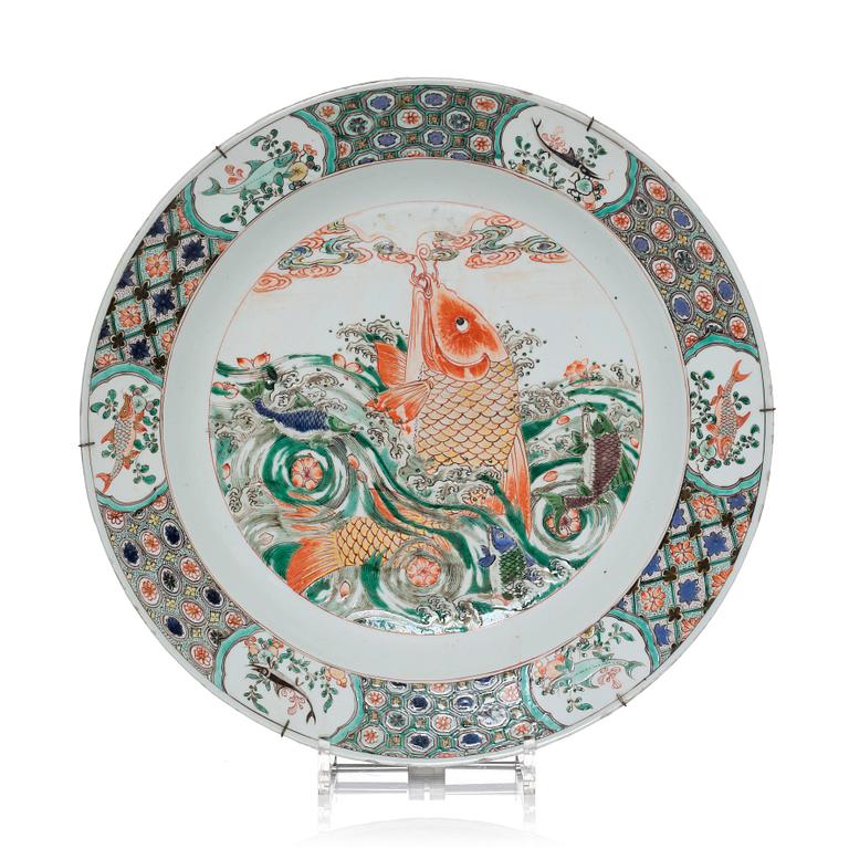 A famille verte dish with a carp, Qing dynasty, Kangxi (1662-1722).