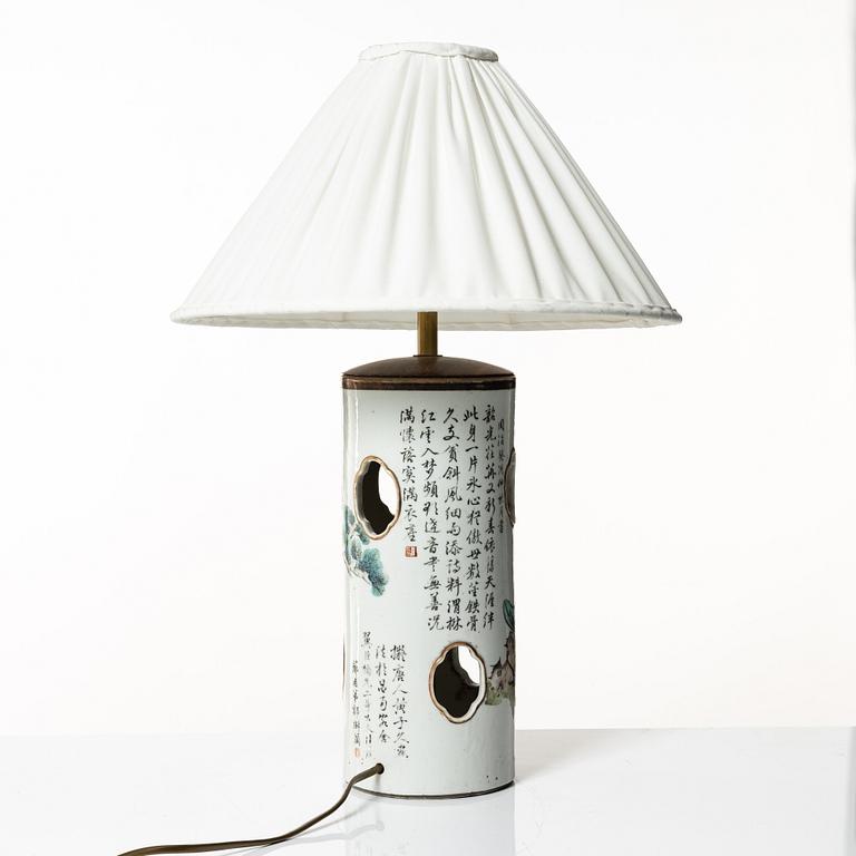 A Chinese porcelain hatstand / table lamp, 20th century.