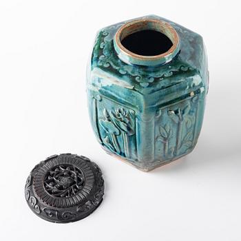 A green glazed jar and an olive glazed pot with handles, Qing dynasty, 19th Century.