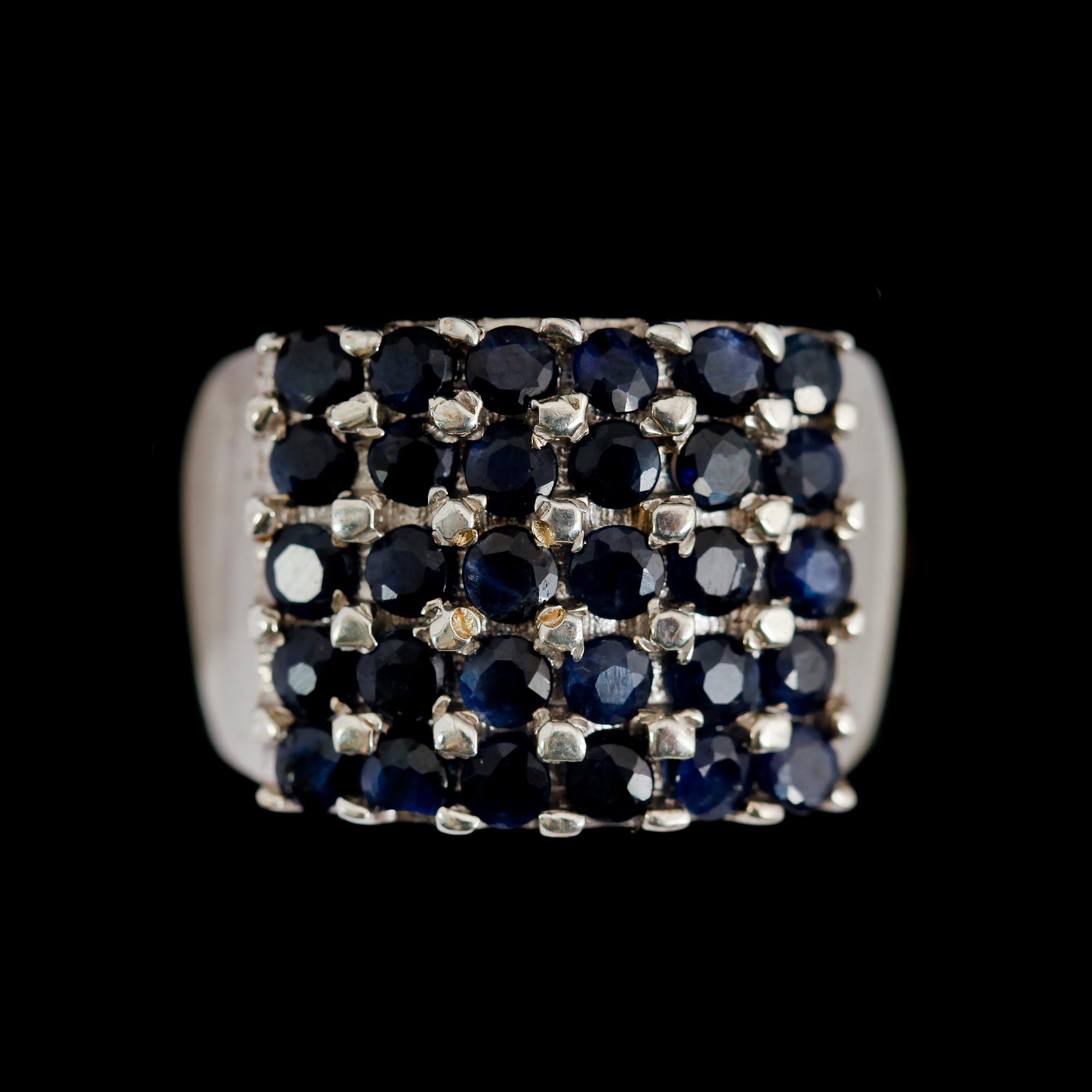RING, sterlingsilver, 35 blå safirer tot ca 3.50 ct.