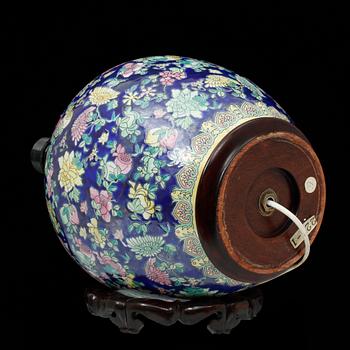 BORDSLAMPA, porslin, orientalisk, 1900-talets andra hälft.