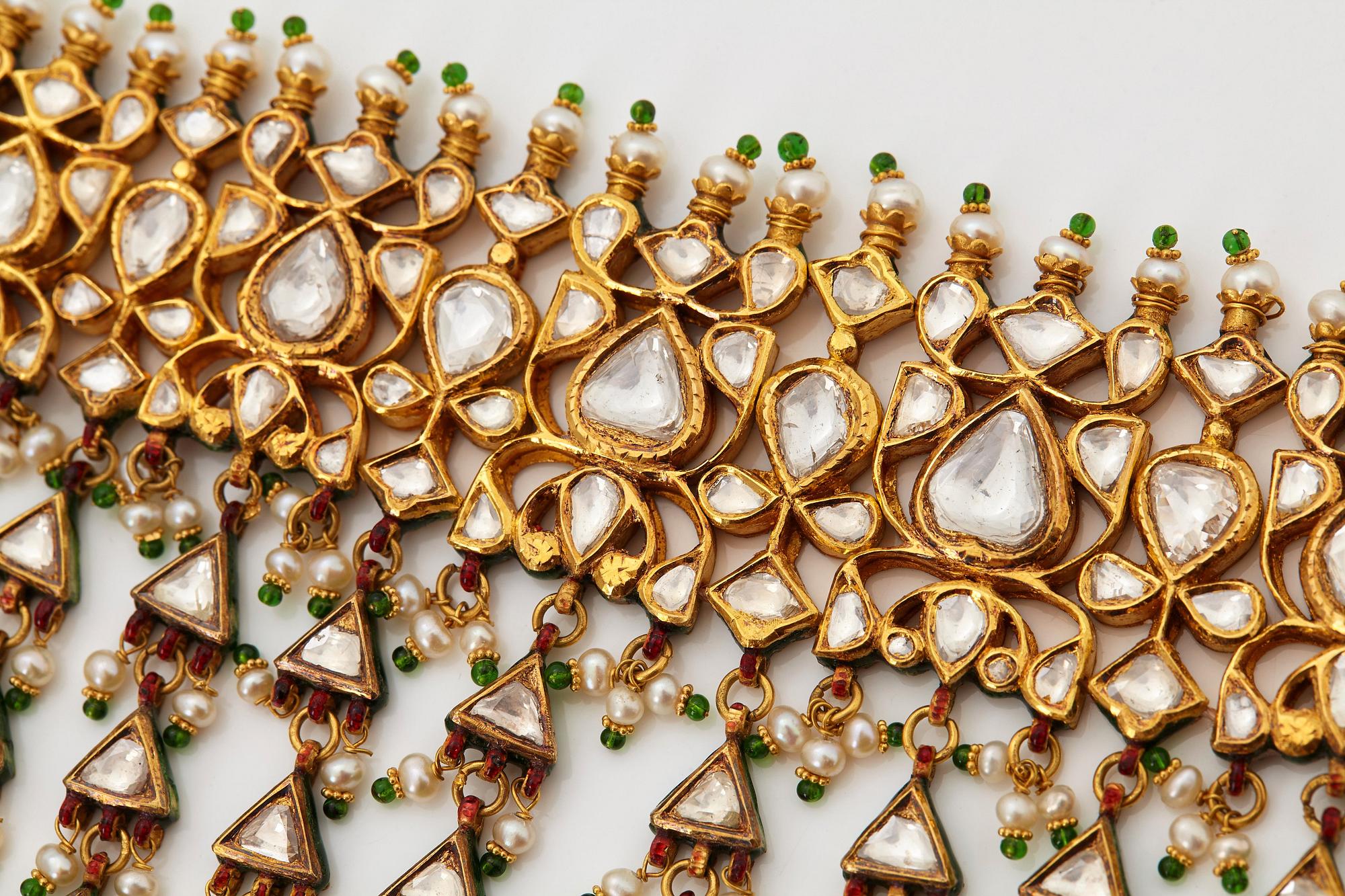 An Indian demi parure comprising a necklace and a pair of earrings.