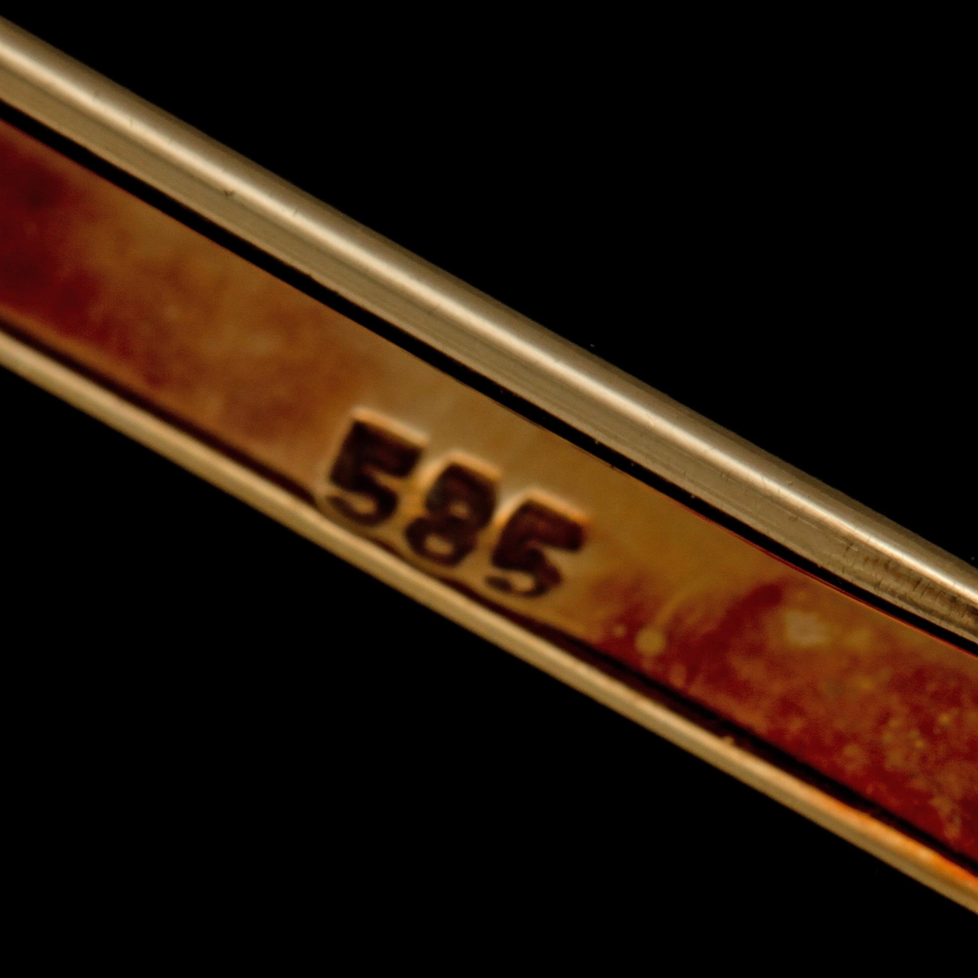 BROSCHNÅL, 14k guld med briljantslipad diamant ca 0.12 ct, 1900-talets andra hälft. Vikt 4 g.