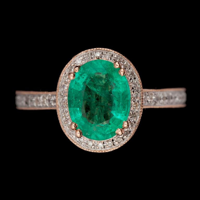RING, 14K guld med oval smaragd ca 1,75ct samt flertal små briljantslipade diamanter. Vikt ca 4,5g.