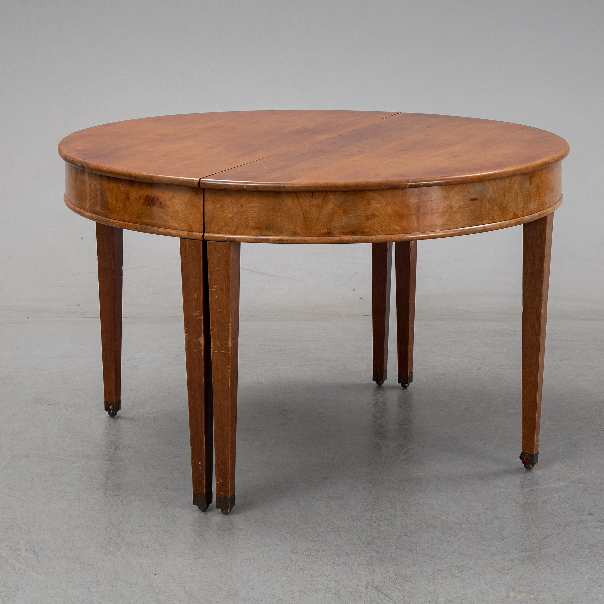 A english style dining table from the first half of the 20th century.