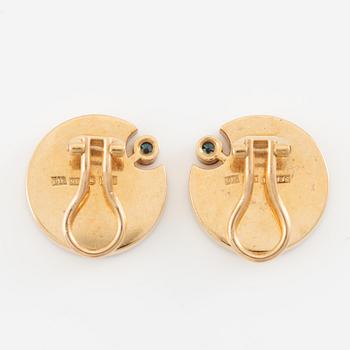 Sebastian Schildt, earrings, a pair, 18K gold with chrysoprase and colour-treated blue brilliant-cut diamonds.