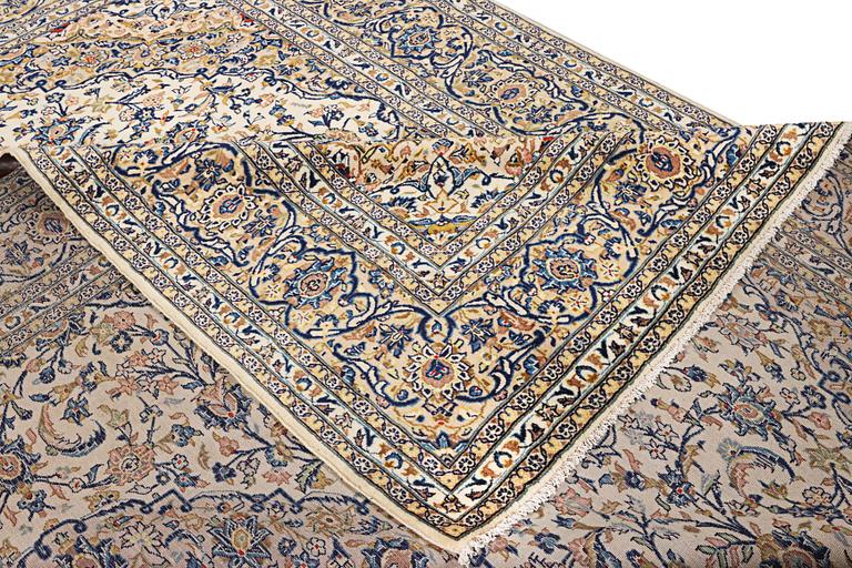 A Kashan carpet. a. 342 x 250 cm.