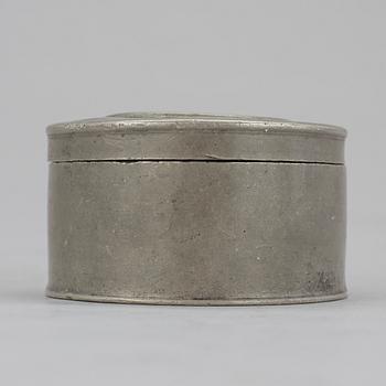 DOSA, tenn, med infälld medaljavgjutning föreställande Karl XIV Johan, 1800-talets första hälft.