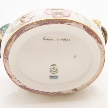 Cachepot/Wine cooler, porcelain. 'Flora Danica', Royal Copenhagen, Denmark, mid-20th century.
