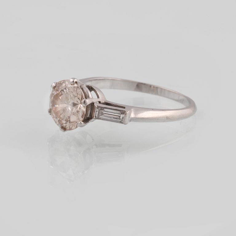 RING, platina med briljantslipade diamant 2.19 ct samt 2 baguettslipade diamanter 0.21 ct, Vikt 5,1 gram.