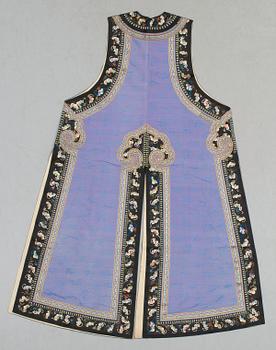 A CHINESE VEST, silk. Height 140 cm. Around 1900.