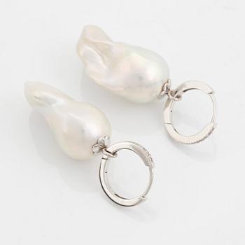 Örhängen med barocka sötvattenspärlor och briljantslipade diamanter.