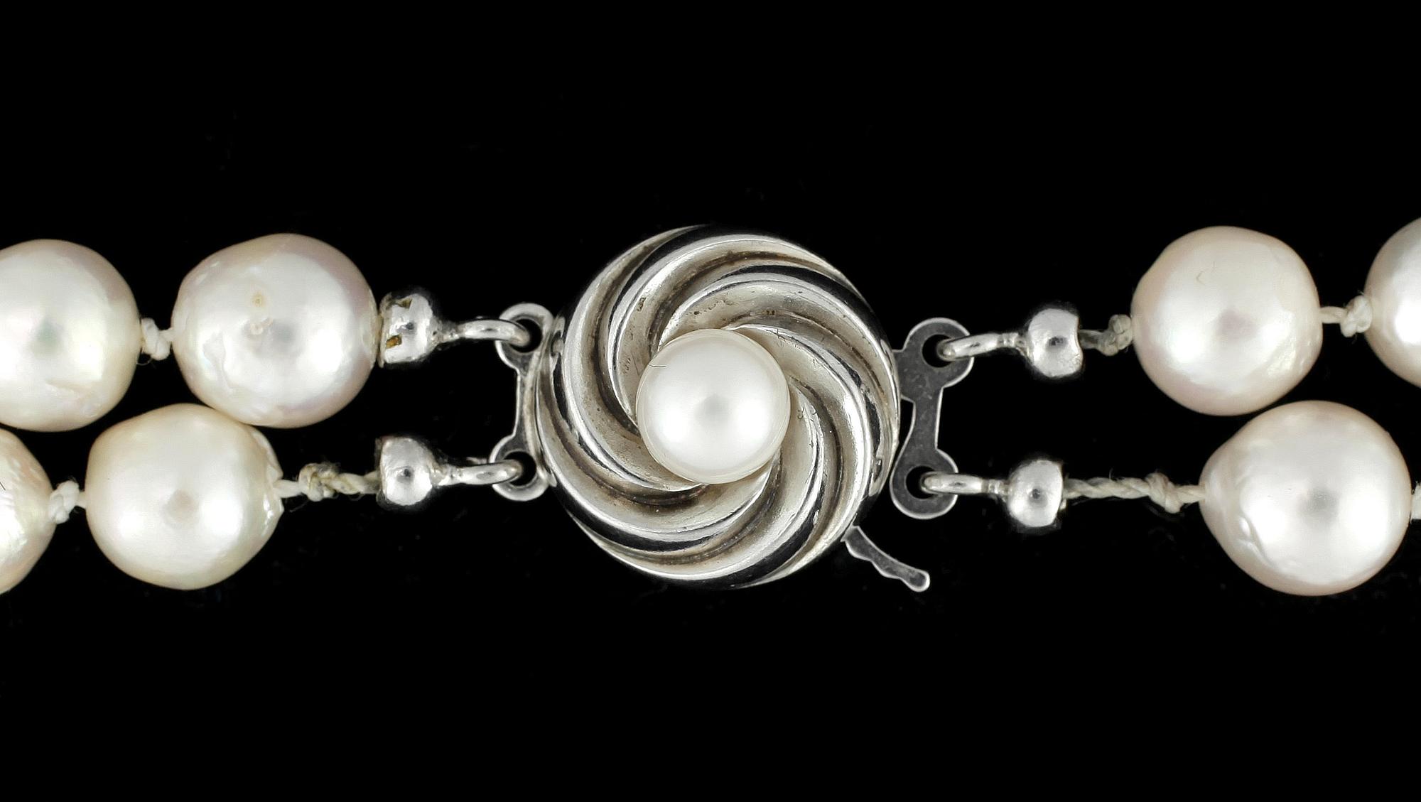 COLLIER, odlade pärlor med lås i sterlingsilver.