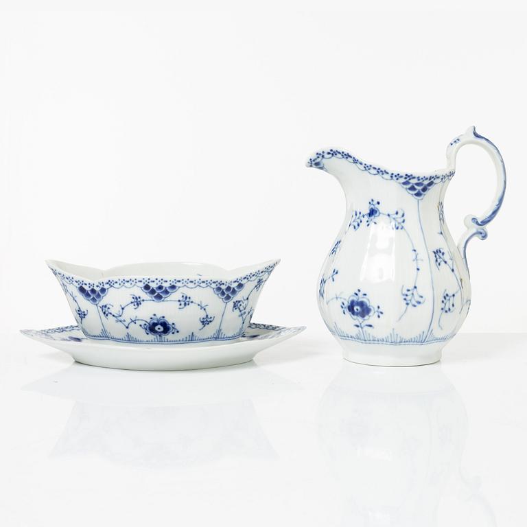 Royal Copenhagen, Service 82 pieces, Musselmalet, half lace.