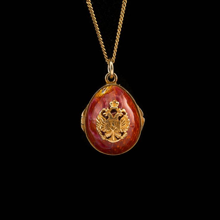 A PENDANT, 88 gilt silver, enamel. Russia early 1900 s.
14K gold chain, 42 cm, of later date.