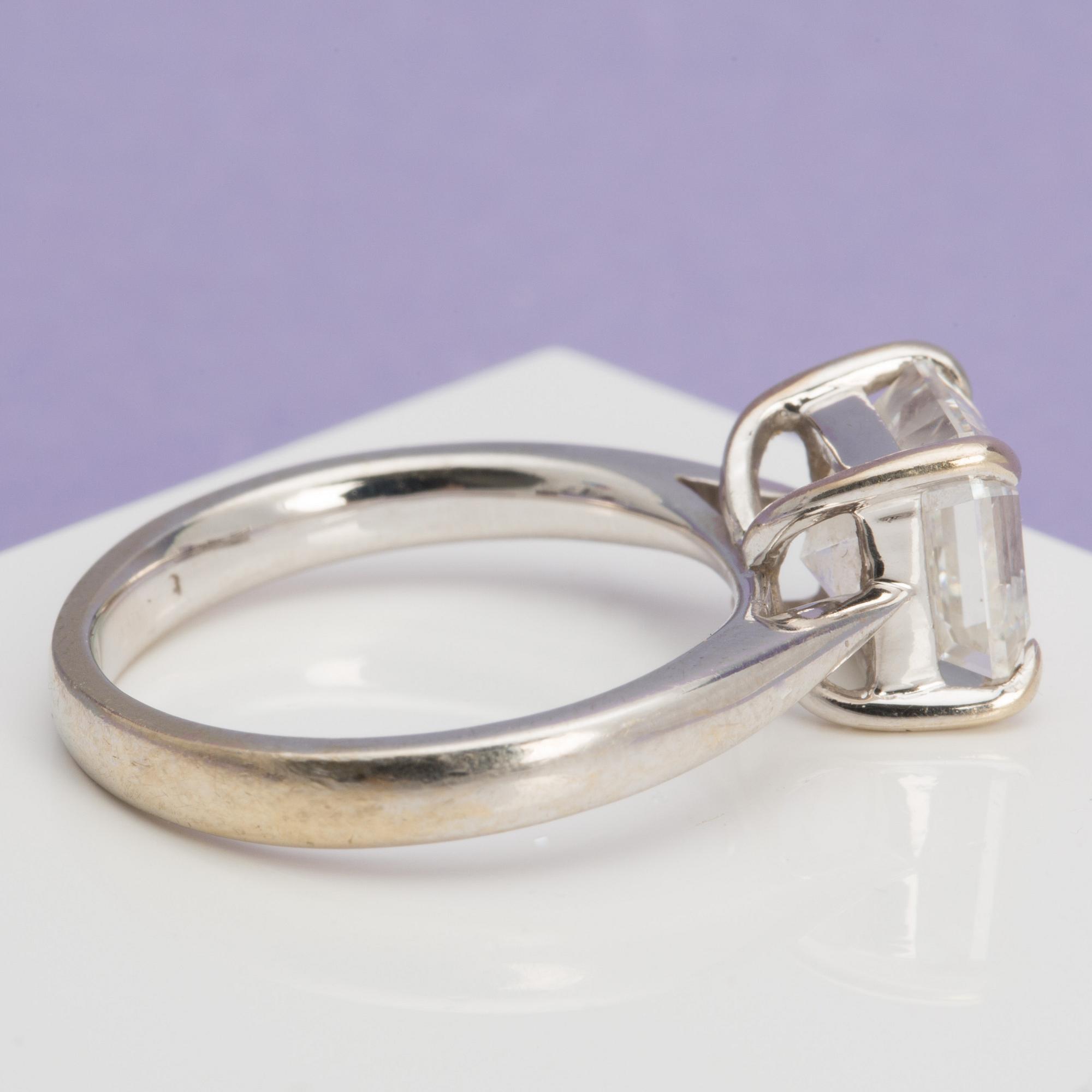 RING, med trappslipad (Assher-cut) diamant, 3.02 ct.