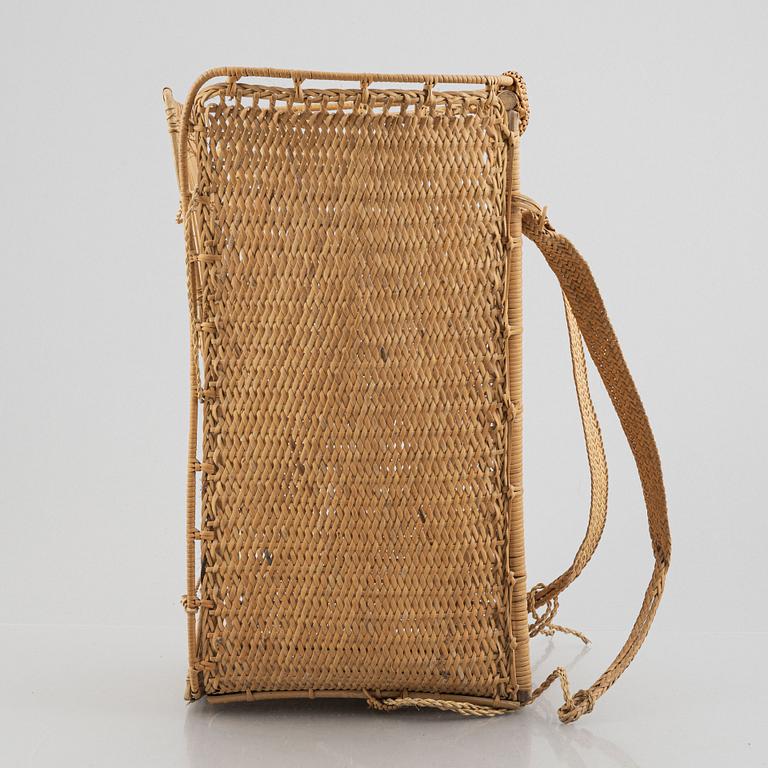 Ryggsäck, flätad rotting, Indonesien, 1900-tal.