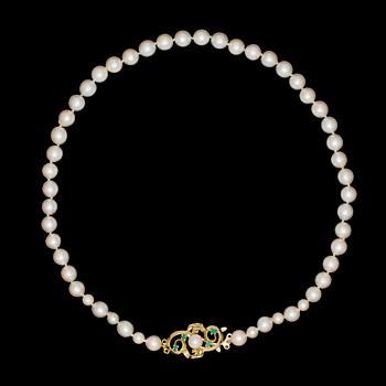 123. NECKLACE, cultured pearls, app. 7,8 mm, gold and emerald clasp.