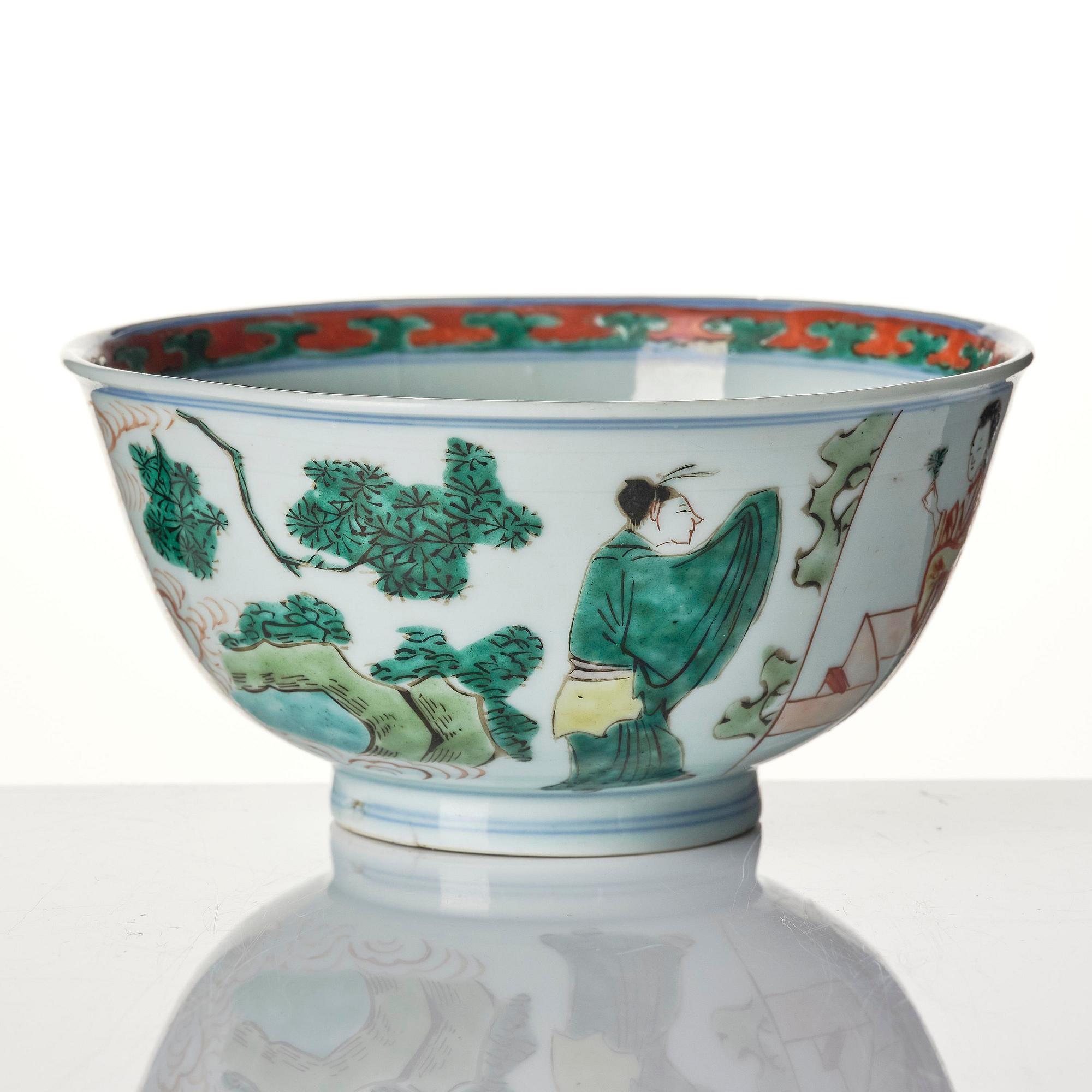 A set of two famille verte bowls and a dish, Qing dynasty, early Kangxi (1662-1722).