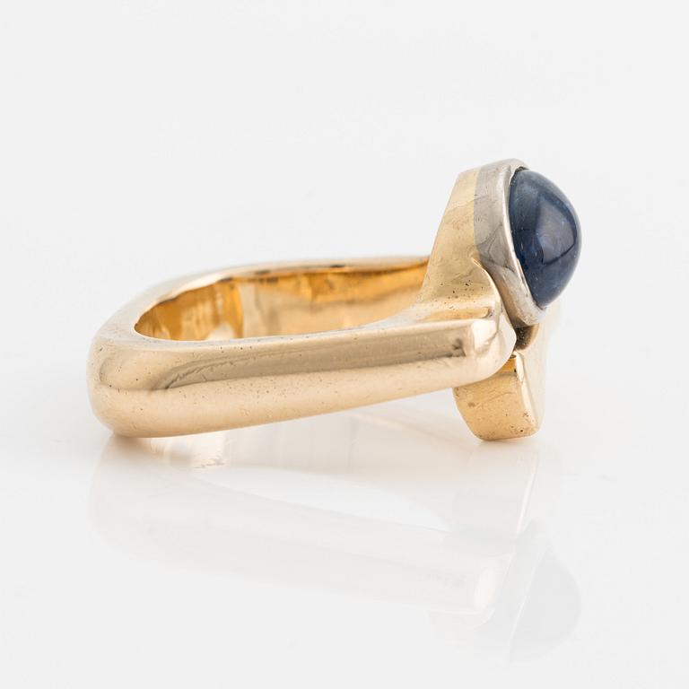 Ring, 18K guld med cabochonslipad safir, Rolf guldsmed, Uppsala,