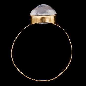 RING, 18k guld med cabochonslipad månsten, 1900-talets senare hälft. Vikt 5 g.