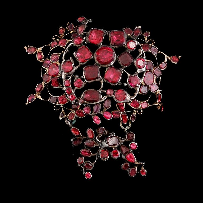 BROSCH, silver, med olikslipade rubiner, sannolikt 1700-tal.