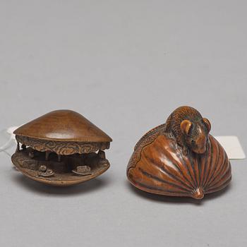 NETSUKES, två stycken, trä. Japan, Meiji (1868-1912).