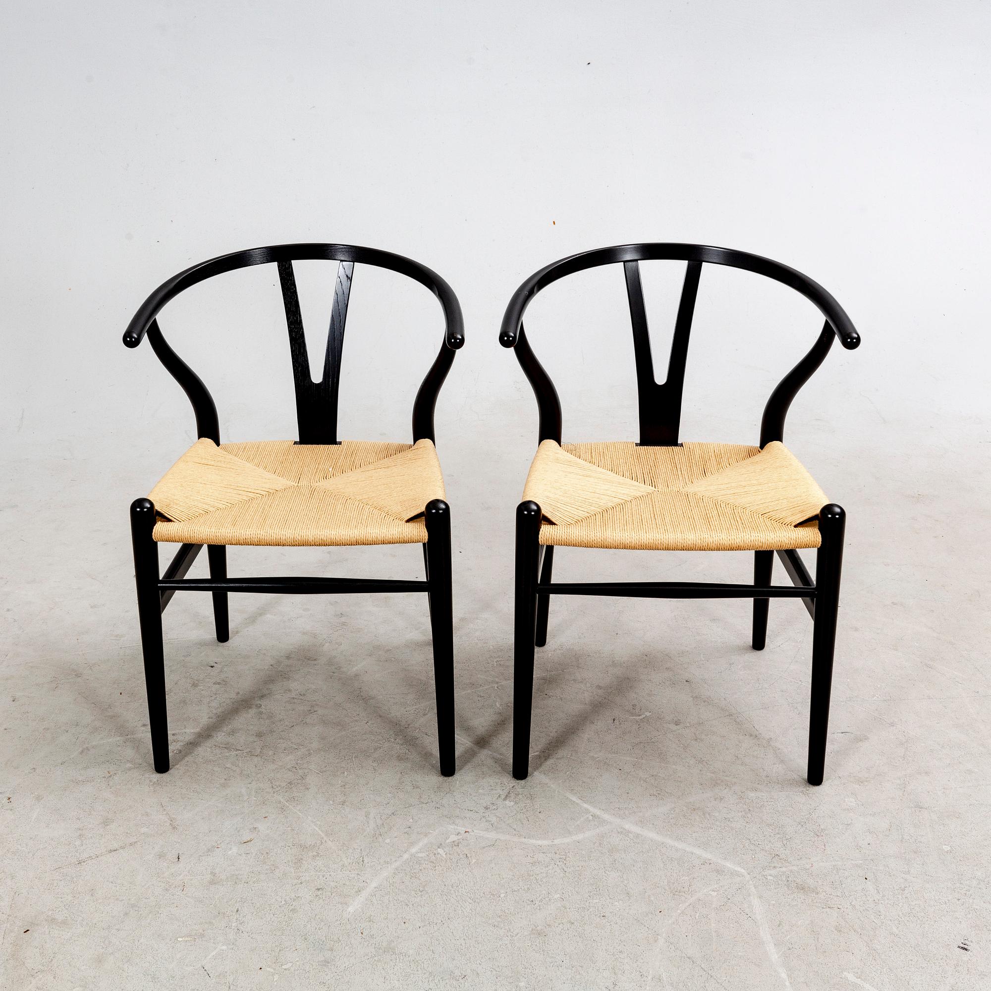 Hans J Wegner, stolar, ett par, "Y-stolen", Carl Hansen & Son, Odense, Danmark, 2021.