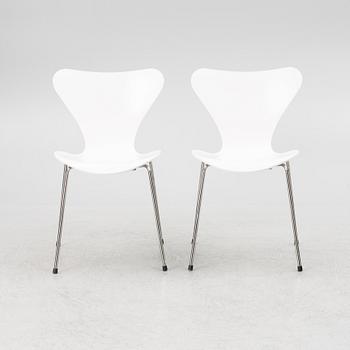 Arne Jacobsen, a pair of model 'Seven' chairs, Fritz Hansen, Denmark 2007.