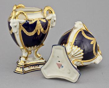 URNOR, ett par, porslin, Royal Dux, Tyskland, 1900-tal.
