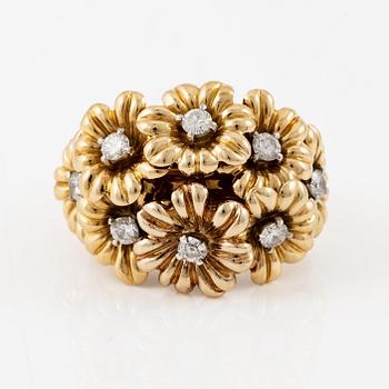 A Van Cleef et Arpels ring in 18K gold with round brilliant-cut diamonds.