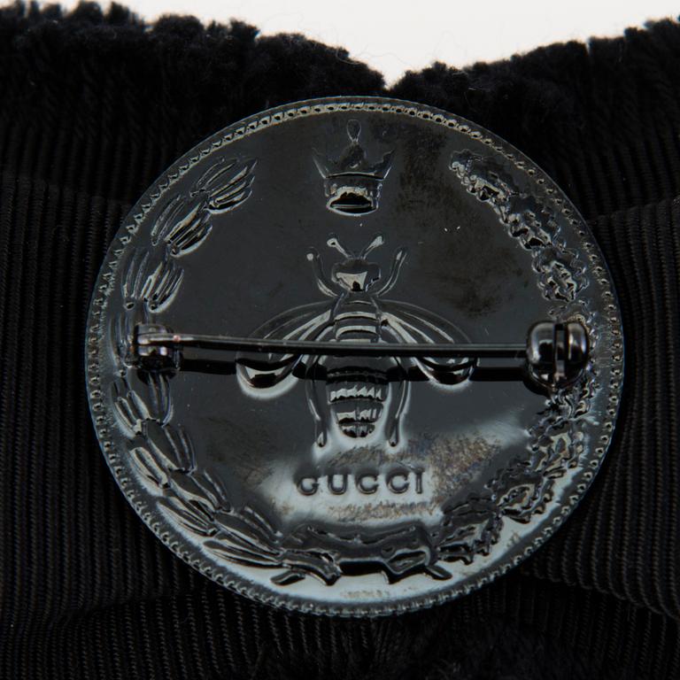 CHANEL JA GUCCI, kolme rintakorua.