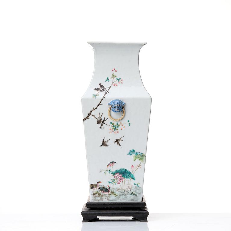 A famille rose vase, late Qing dynasty, circa 1900.