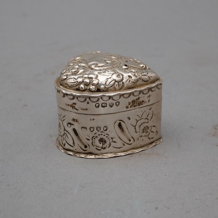 PARTI DOSOR, 7 st, silver och glas. Bl a Adolf Lillja, Stockholm 1855. Tot silvervikt ca 158 g.