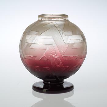 A Schneider 'Série Z' glass vase, France 1924-30.